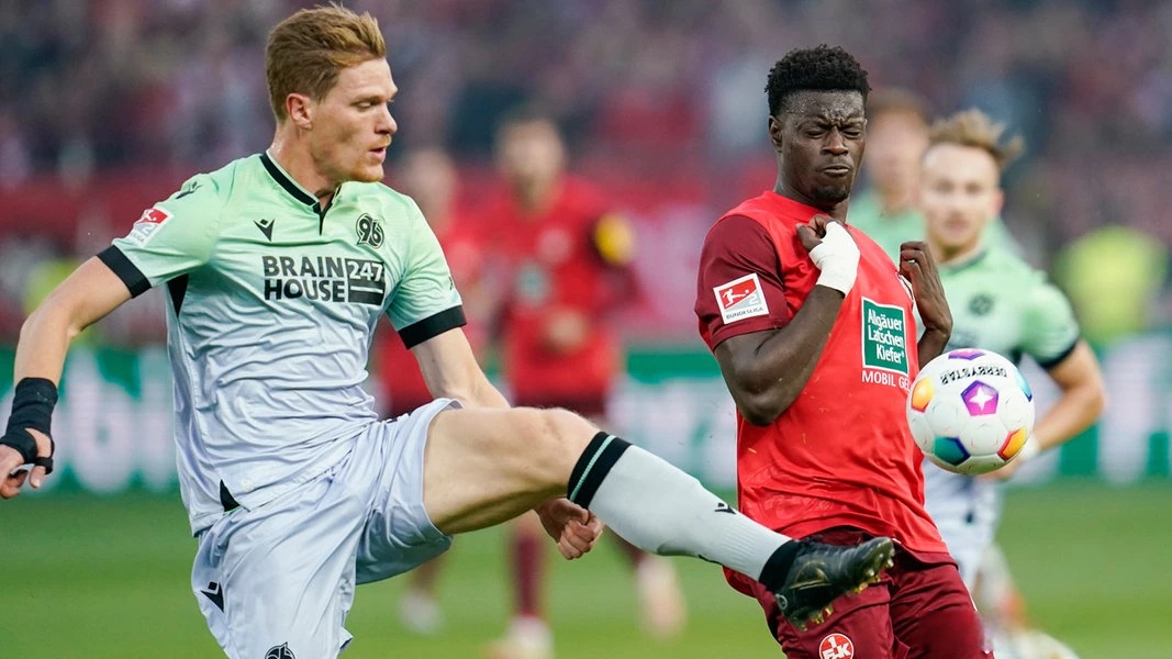 沃特福德中场传射破门,帮助球队夺得宝贵三分 沃特福德中场传射破门,帮助球队夺得宝贵三分