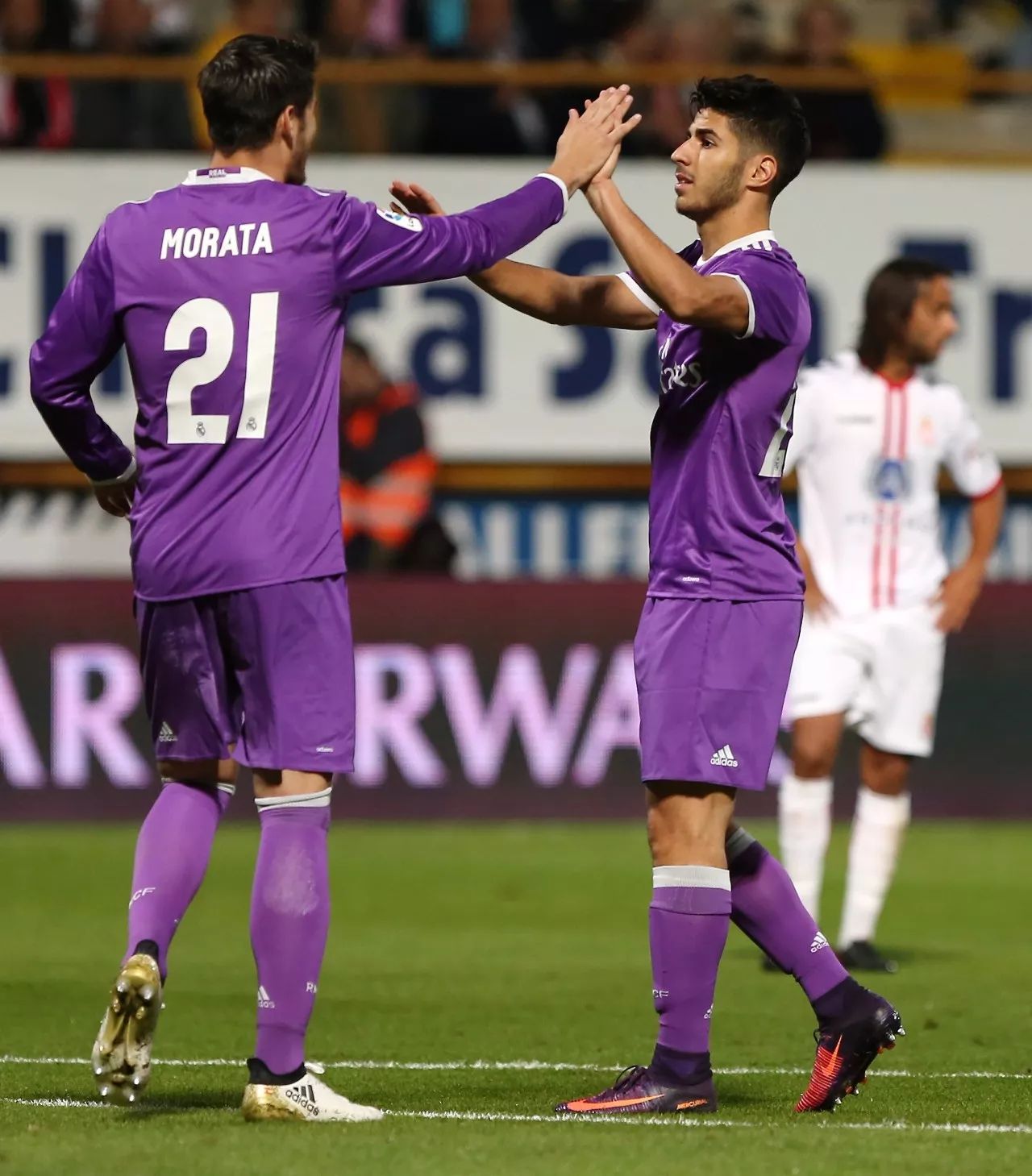 足球风云:球队获得重要胜利,晋级下一轮 足球风云:球队获得重要胜利,晋级下一轮